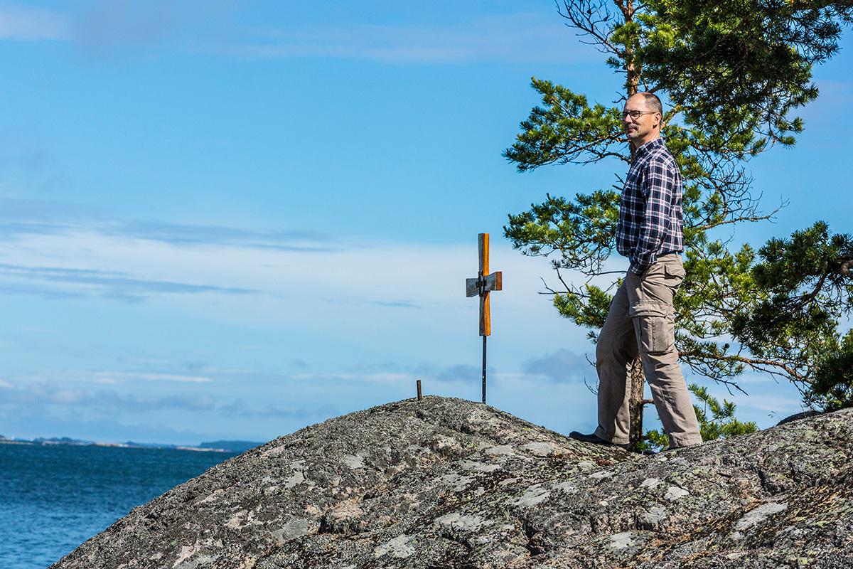 Varviluodon ristin pystyttäneeseen Coldin-järjestöön kuuluu Suomessa pari sataa ja Ruotsissa muutama tuhat miestä. Kuvassa on järjestön jäsen Andreas Stenius.