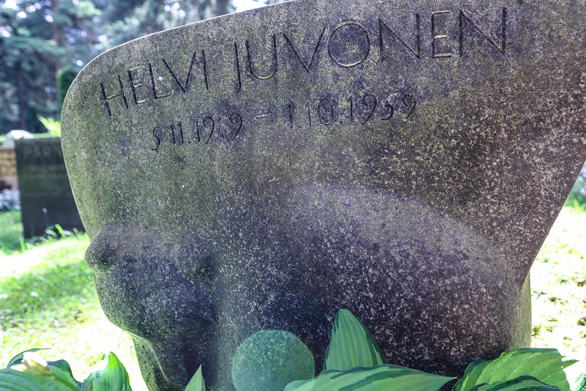 Helvi Juvosen hautakiven on veistänyt Benjamin Renvall.
