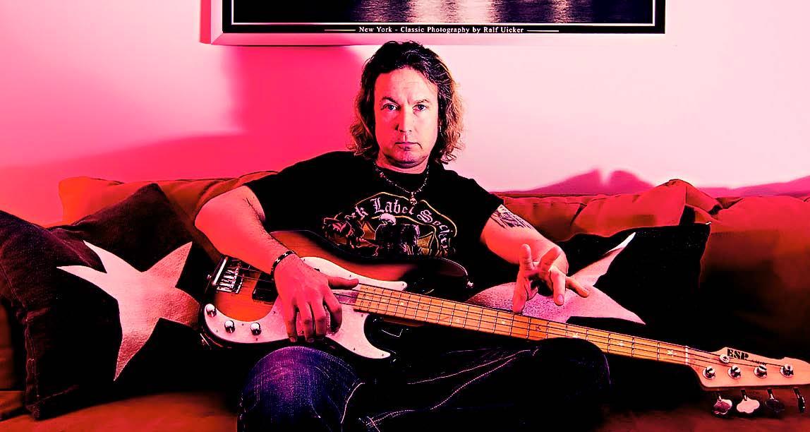 Time Schleifer, 41, soittaa bassoa lasten heviyhtyeessä nimeltä Sauruxet.