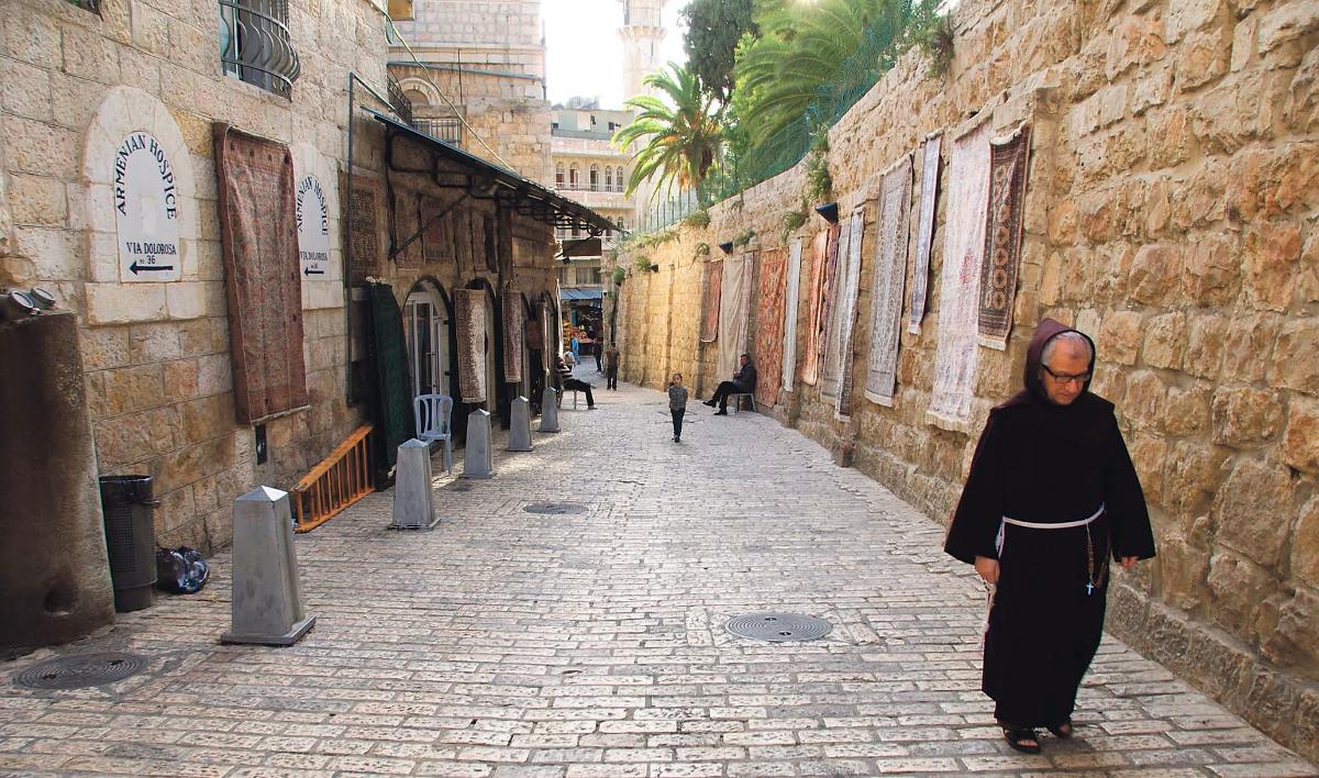 Via Dolorosalla kulkee paljon fransiskaanimunkkeja, joita on ollut Jerusalemissa 1300-luvulta lähtien.