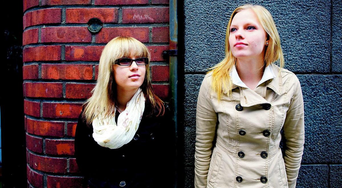 Helena Inkinen (vas.) ja Milla-Kristiina Lahtinen osallistuivat Uskomme sinuun — usko sinäkin -käsikirjan tekoon.