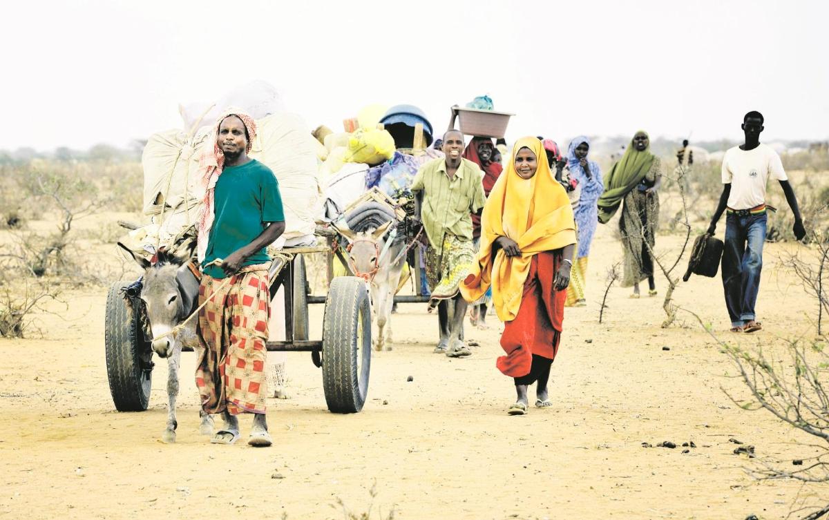 Kuivuutta paossa. Viime viikkoina Koillis-Keniaan saapuneet somalipakolaiset kävelevät maailman suurimman pakolaisleirin Dabaabin uudelle laajennusalueelle. 