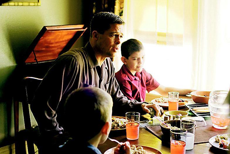 Ahdistunut isä opettaa pojilleen pöytätapoja.