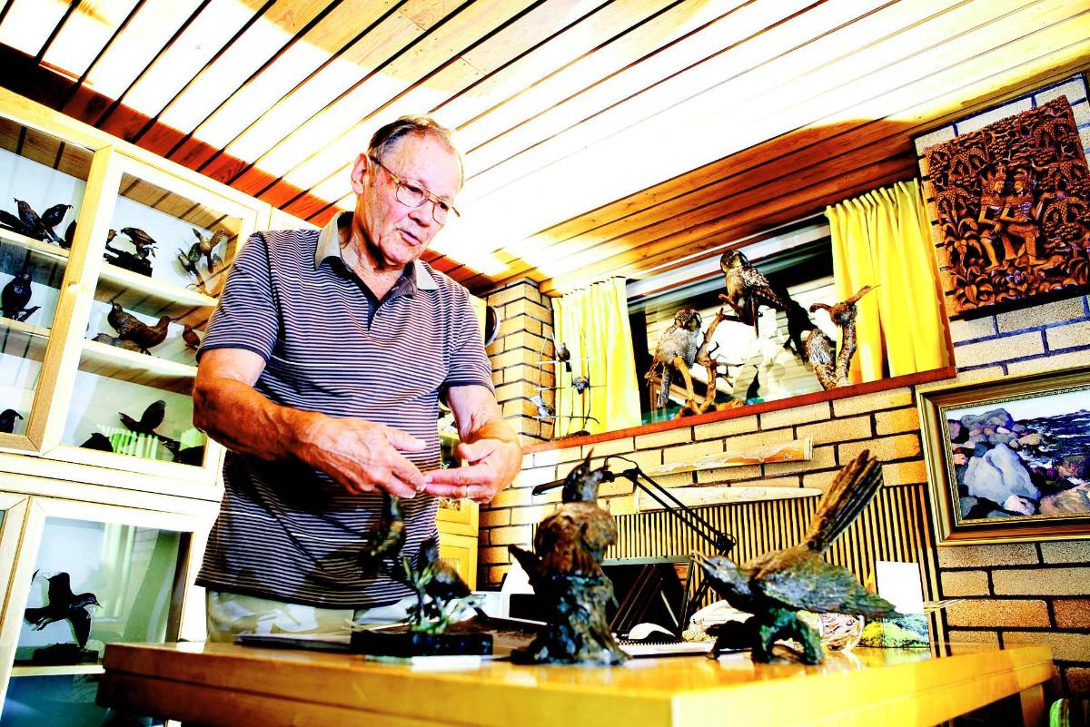 — Haluan veistoksillani avata sellaista, mitä ihmiset eivät huomaa tavallisessa arjessaan, sanoo lintuveistäjä Jorma Lehtonen.