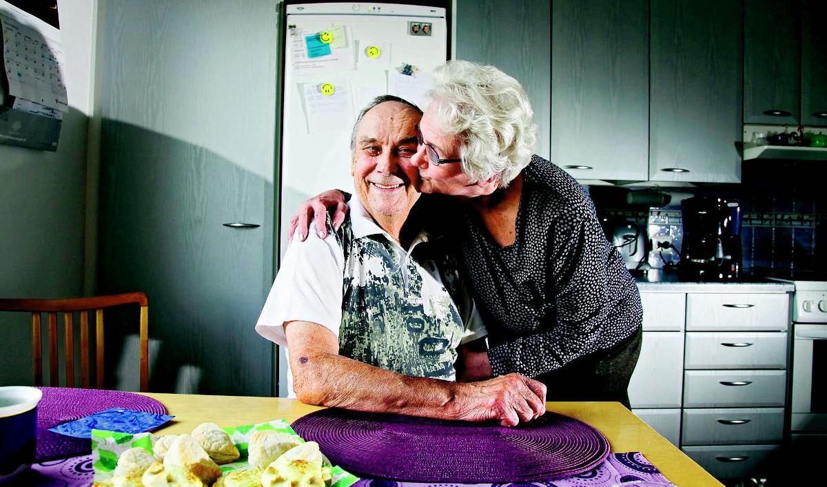 Pekka ja Raisa Klutas ovat olleet naimisissa viitisenkymmentä vuotta. Pekan sairastama Alzheimerin tauti on vienyt osan yhteisistä muistoista.