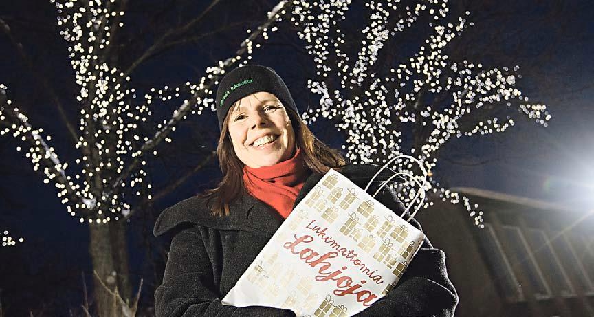 Minna Kuusela, 42, oli Tikkurilassa jouluostoksilla ja löysi isälleen lahjaksi kirjan.