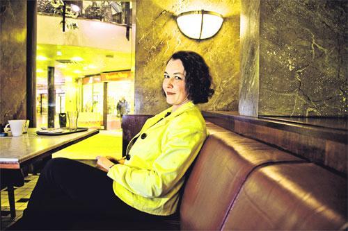Taiteilija itsekin. Johanna Korhonen on opiskellut klassista laulua Oulun konservatoriossa. Hän laulaa yhdessä Hilkka-Liisa Vuoren kanssa Vox Silentii -yhtyeessä.Kuva: Sirpa Päivinen