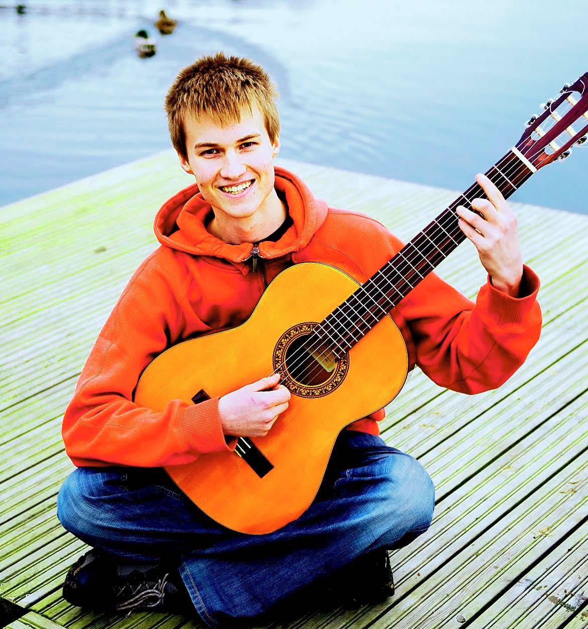 Iiro Lehtomäen kitaransoittotaidosta on ollut hyötyä leiriohjaajan töissä. 