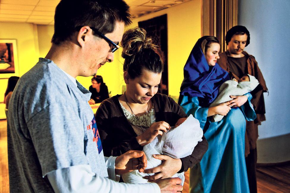 Kaksi perhettä. Vastasyntyneistä vauvoistaan iloitsevat Jukka ja Heidi (Simon Saavalainen ja Anni Nikkanen) sekä Maria ja Joosef (Ines Santonen ja Ville Ljungberg).