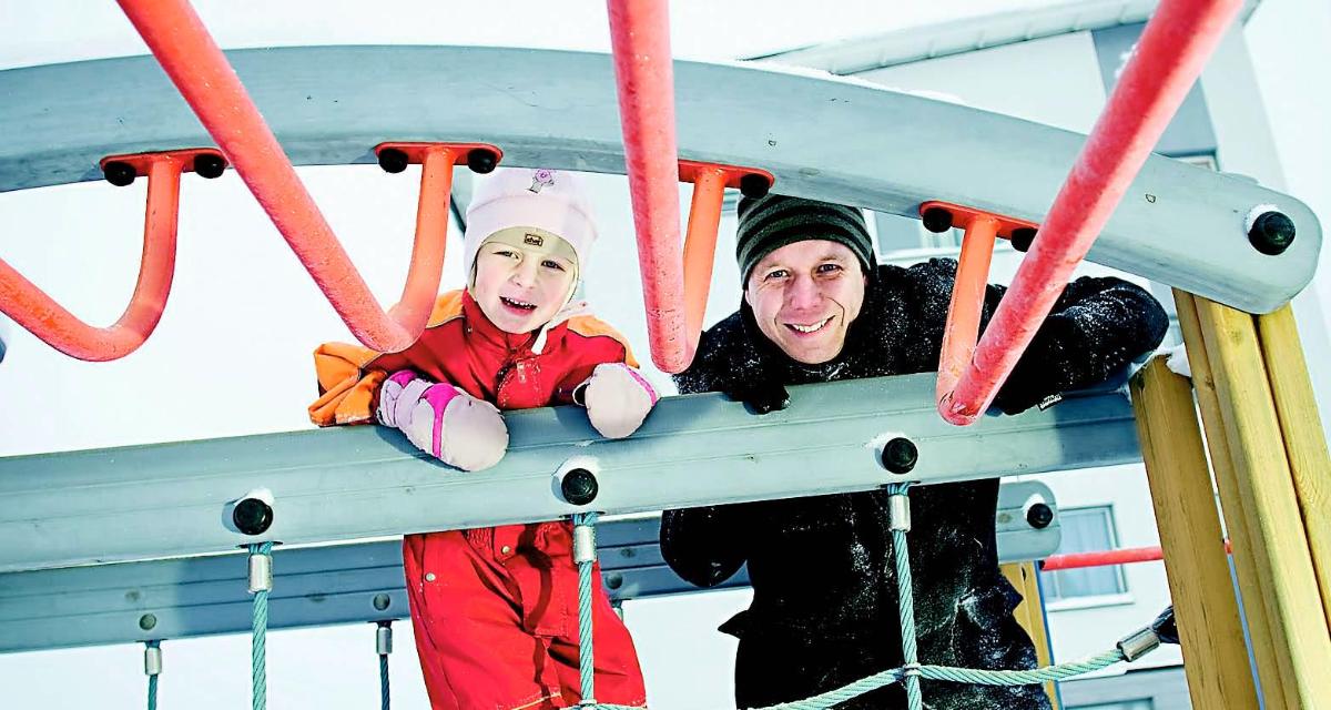 Jani Karvinen, 34, käy 4-vuotiaan tyttärensä kanssa usein leikkipuistossa. 