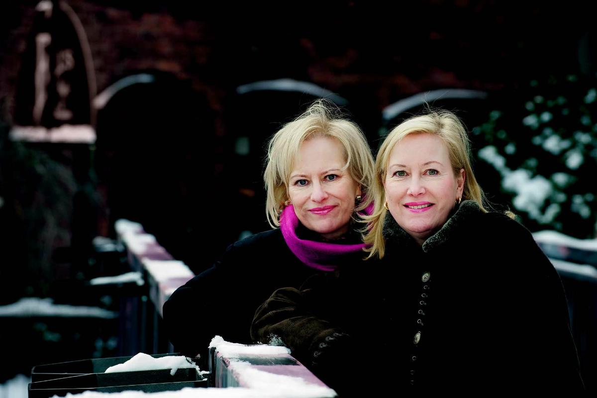 Sinikka ja Tiina Nopola käyvät tuon tuostakin Tampereella, jossa heidän äitinsä asuu edelleen.