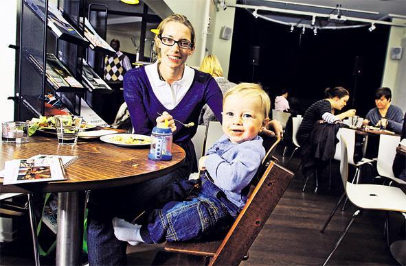 Lounas maistuu. Eeva ja Eemil Enkola ovat tyytyväisiä ensimmäiseen käyntiinsä Café Agricolassa. Kuva: Jani Laukkanen