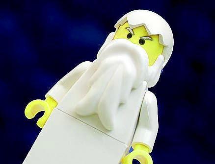 Lego-Jumalalla on kulmat kurtussa.
