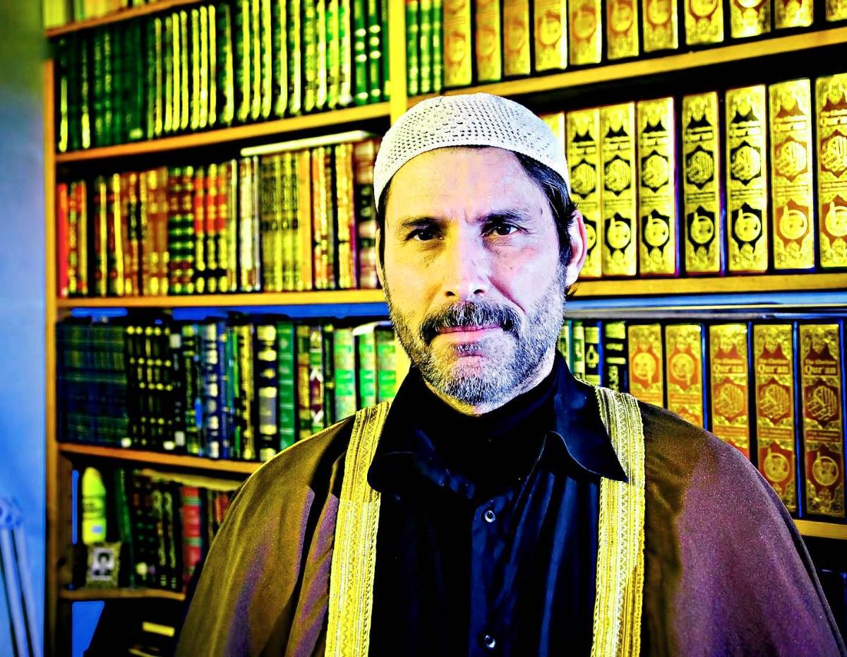 — Imaami johtaa yhteisöä ja selittää oppia. Minä olen pienen yhteisön johtaja, mutta imaami-nimitystä käytetään myös muslimien ylimmästä johtajasta, Mostafa Hossein kertoo.