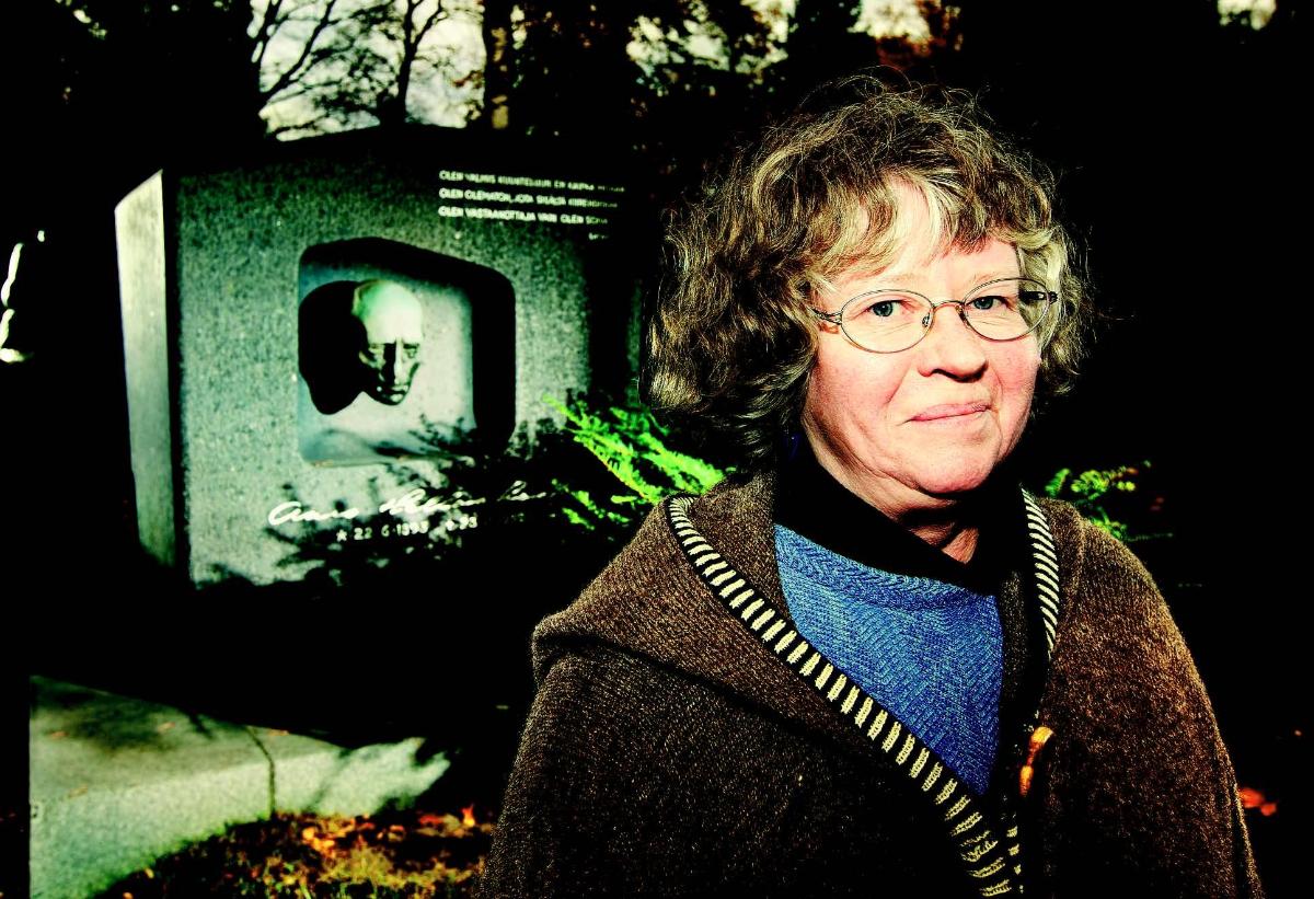 — Haudoilla käymisen perinteemme alkoi Aaro Hellaakosken haudalta Hietaniemestä, kertoo Anna-Maija Ortamo-Närvä.
