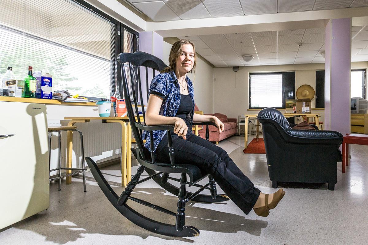 Helena Vuotikka asuu Simonkylän vanhustenkeskuksessa ja jakaa keittiön muiden talossa asuvien nuorten kanssa. Hänellä on kuitenkin ikään kuin oma yksiö käytävän varrella.