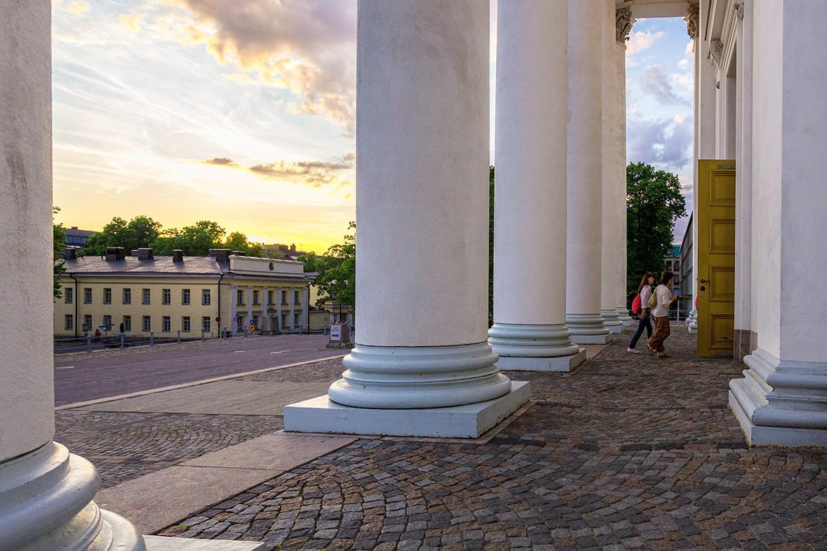 Helsingin tuomiokirkossa voi poiketa kesäisin keskiyöhön asti.