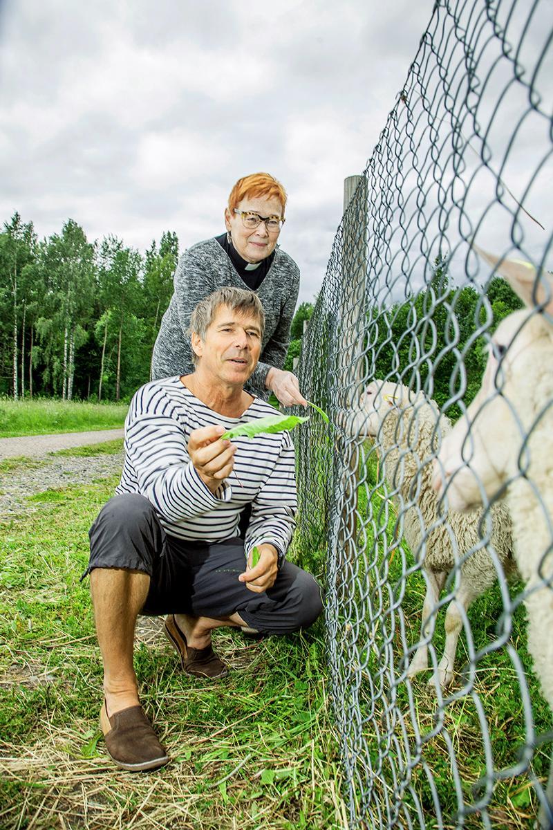 Pirkko Yrjölän rohkeus olla oma itsensä tekee vaikutuksen Simo Routarinteeseen, joka on aktiivinen seurakuntalainen Tulkaa kaikki -liikkeessä, yhteisen kirkkovaltuuston jäsenenä ja ympäristötoimikunnan puheenjohtajana.