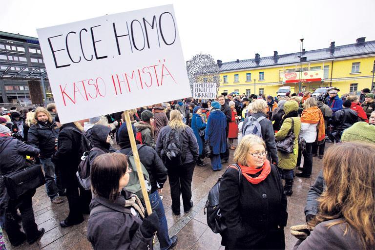 Avarakatseisuuden puolesta. Viime perjantaina Narinkkatorille kokoontuneiden mielenosoittajien mielestä kirkon tulee tehdä nopeita ratkaisuja homokysymyksessä. He vaativat, että kirkossa on muun muassa pikaisesti järjestettävä mahdollisuus rekisteröidyn parisuhteen siunaamiseen. Kuva: Jukka Granström