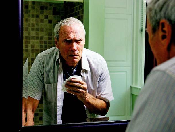 Clint Eastwood tekee Gran Torinossa  äreän vanhan miehen roolin.