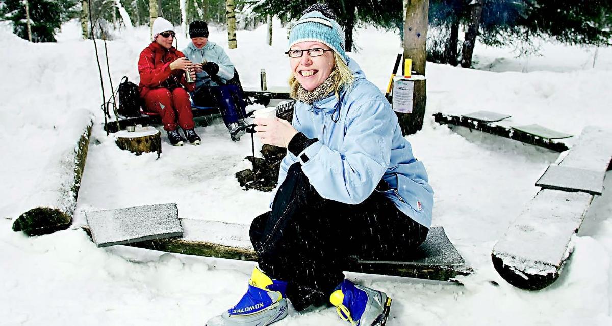 Satu Mehtälä, 49, on hiihtänyt tänä talvena Bisajärven maisemissa. 