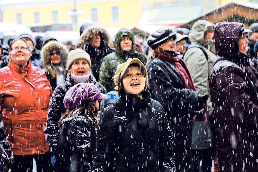Lauluja lumisateessa. Kauneimmat joululaulut ilahduttivat suurta joukkoa helsinkiläisiä. Kuva: Sirpa Päivinen