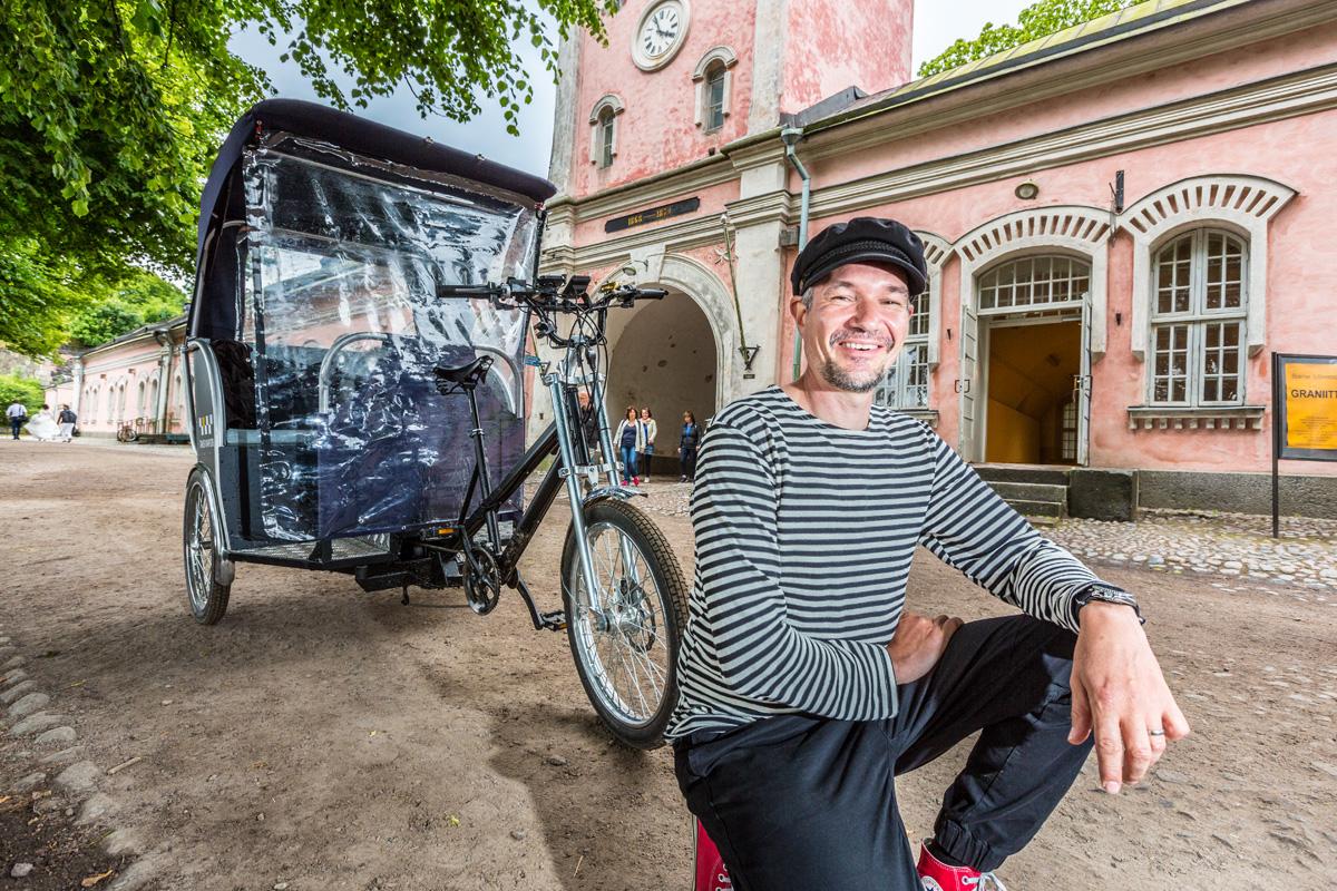 Taksi Viaporin kyydit maksavat Suomenlinnassa 5–20 euroa. Yrittäjä Mikko Klang kuljettaa Suomenlinnaseuran jäsenet muita halvemmalla. Autoilu on kiellettyä Unescon maailmanperintökohteessa huoltoajoja lukuun ottamatta.