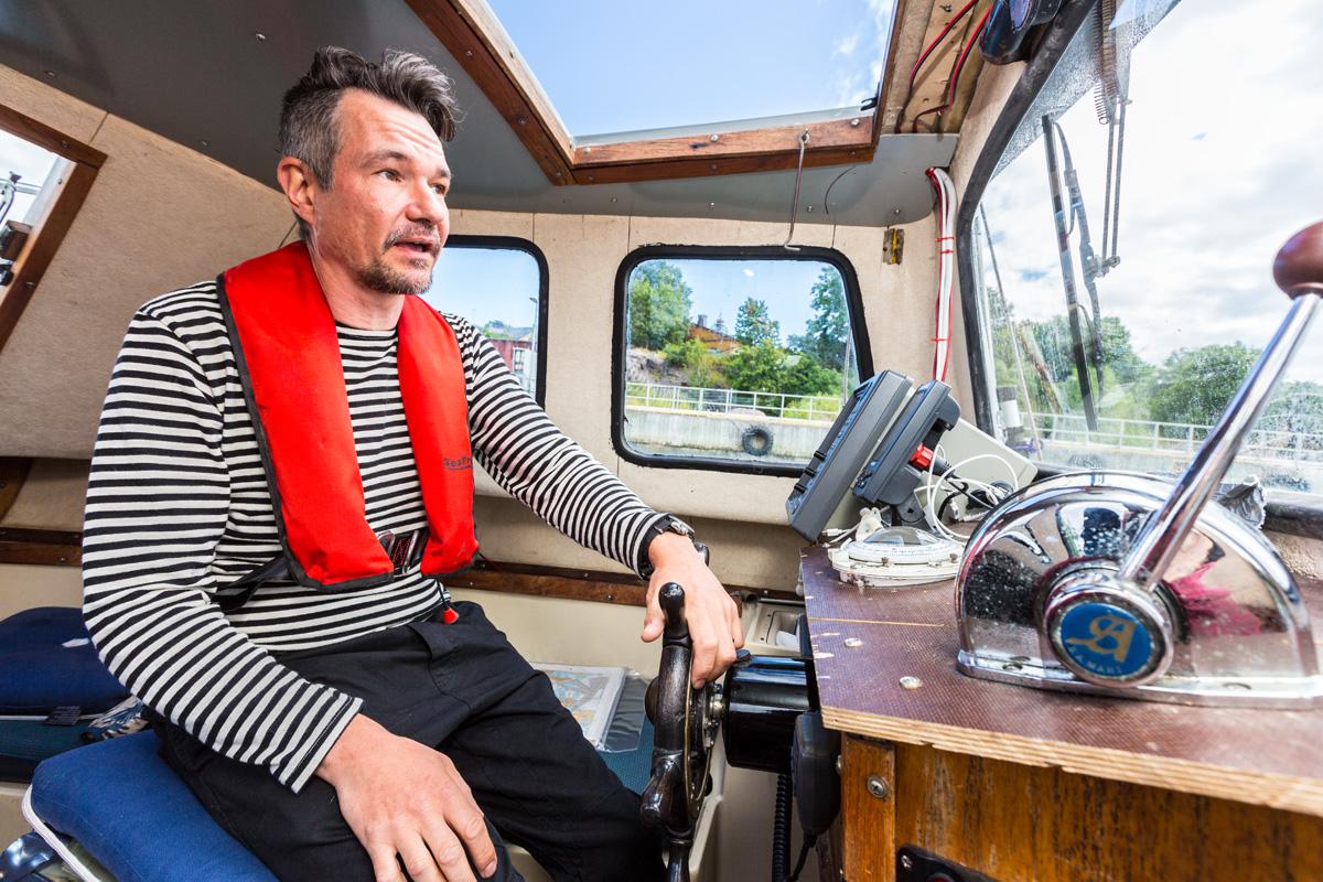 Kun Mikko Klangilla on asiaa Suomenlinnasta kaupungille, matka taittuu armeijan vanhalla yhteysveneellä. Pojat ruinaavat ajamaan täysillä.