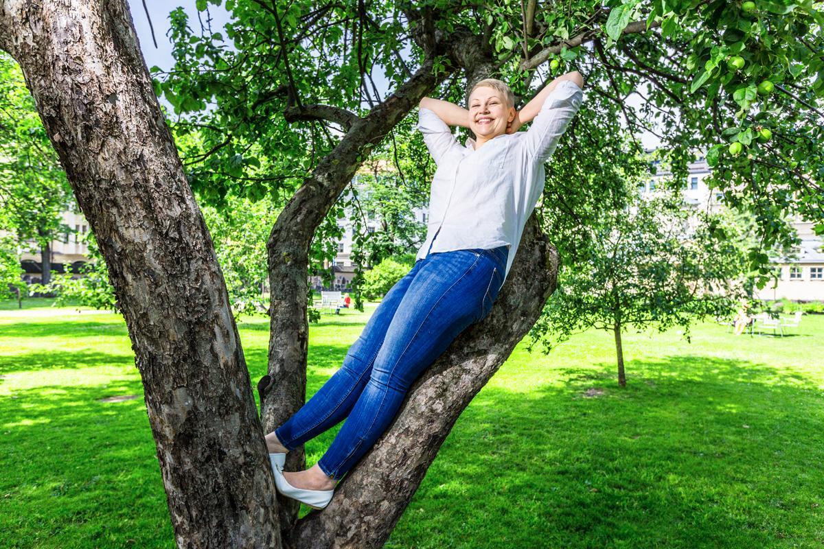 Susanna Pykäläinen työllistää 11 poimijaa ja kaksi tiiminjohtajaa. Osa poimijoista on työkyvyttömyyseläkkeellä, joten he tekevät töitä vain puolet viikosta.