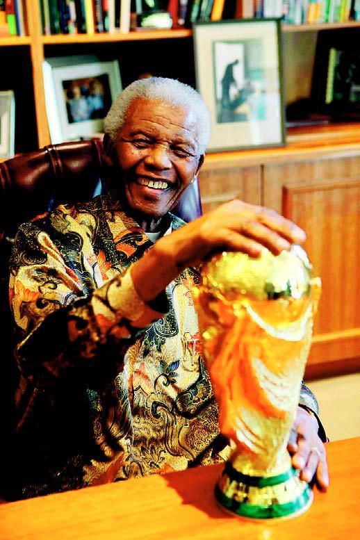 Nelson Mandela kuvattiin MM-jalkapallon  palkintopystin kanssa.