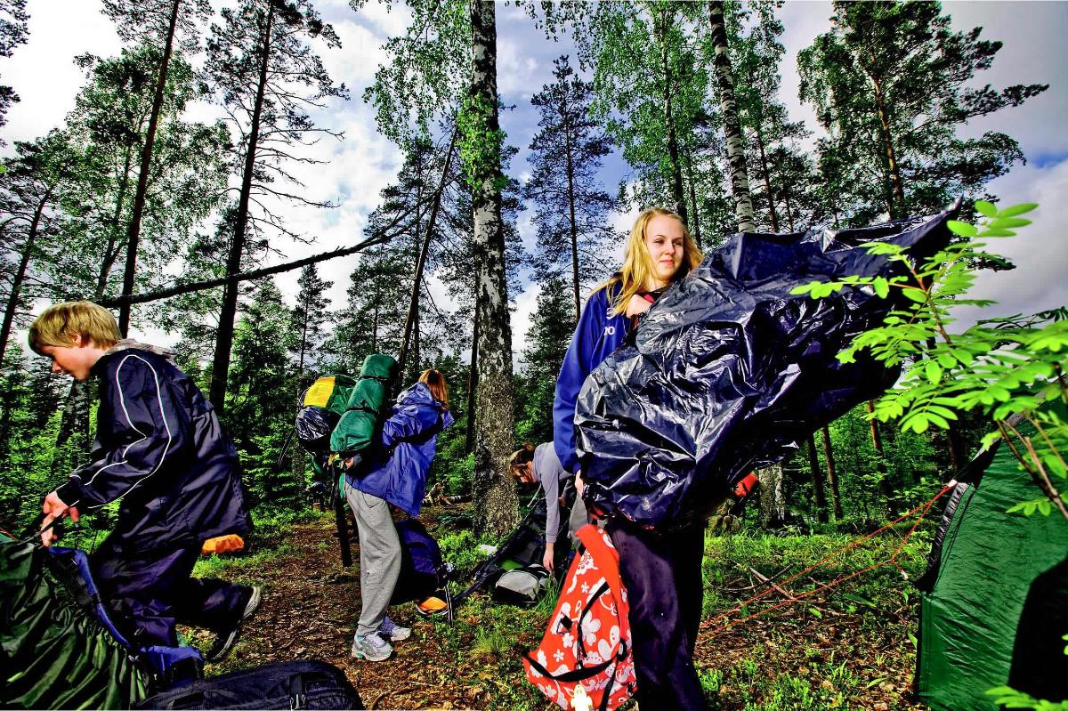 Anssi Turunen, Nelli Savolainen, Sini Luostarinen ja Oona Auvinen kasaavat vauhdilla telttoja. 