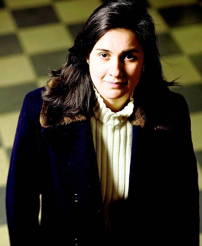 Pakistanilaissyntyinen Kamila Shamsie kuljettaa lukijaa kulttuurista toiseen.