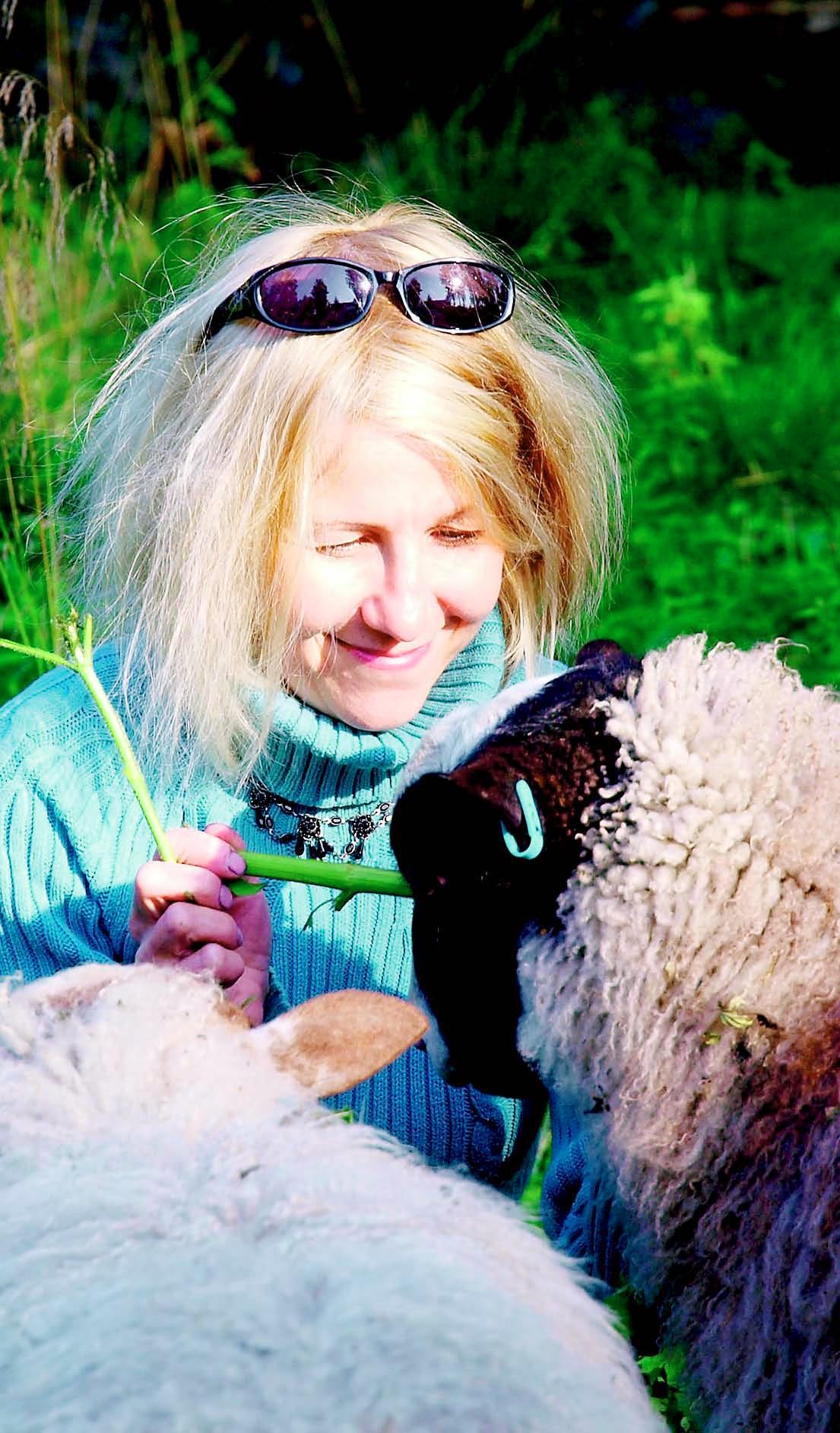 Mari Mörön kotitilalla on kanoja, kissoja ja lampaita ja puutarha, jossa riittää työtä loppuelämäksi.