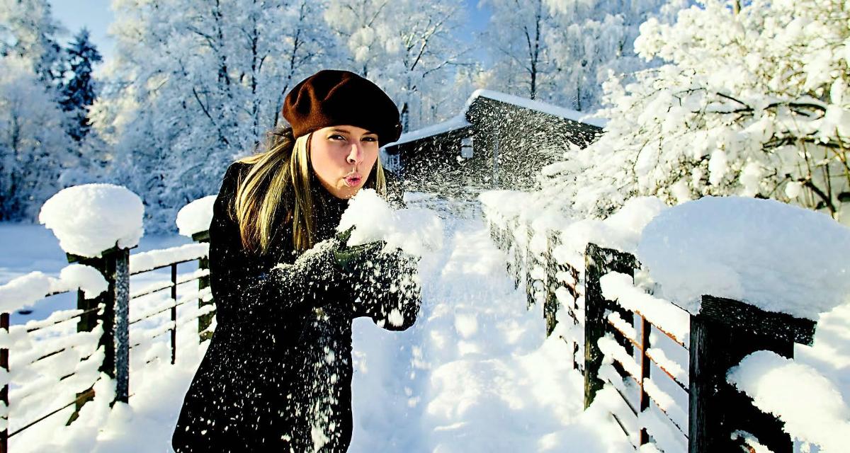 Viivi Pumpanen, 21, leikki lapsena Havukosken myllyn luona. 