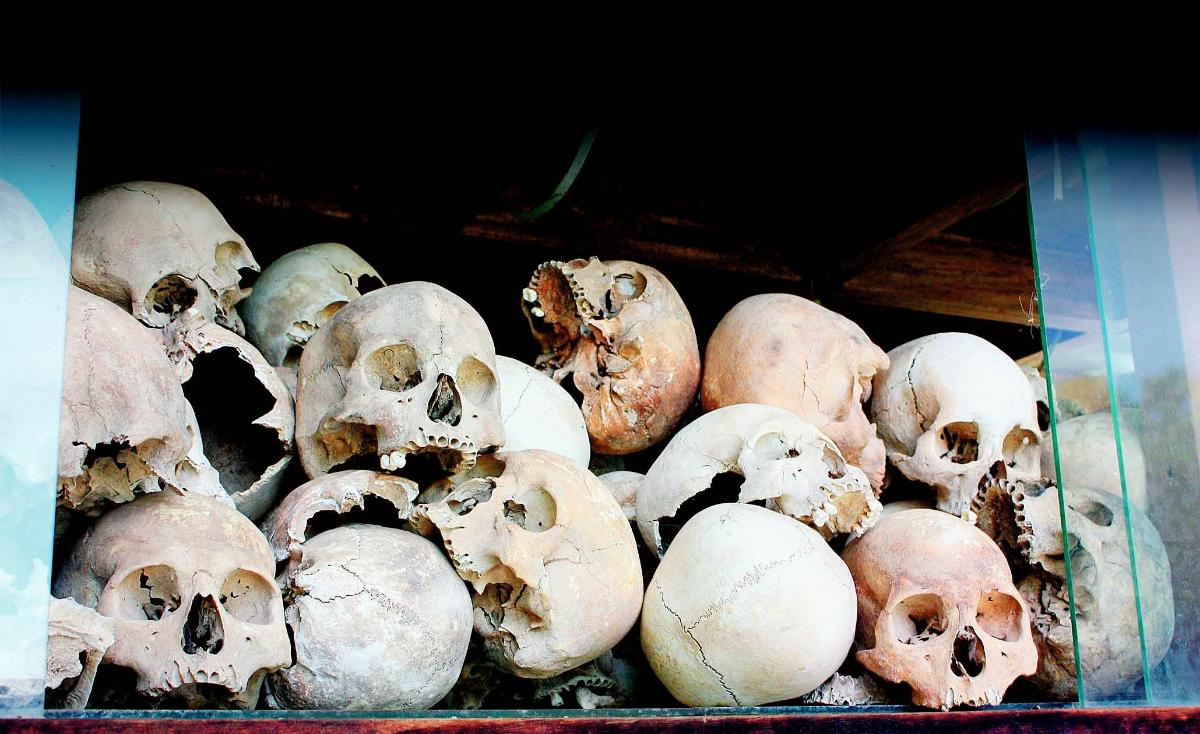 Yksi 1900-luvun kansanmurhista tapahtui Kambodzhassa, jossa Pol Potin hirmuhallinnon aikana kuoli noin 1, 7 miljoonaa ihmistä. Uhrien kalloja on koottu muistomerkkiin Phnom Penhissä.