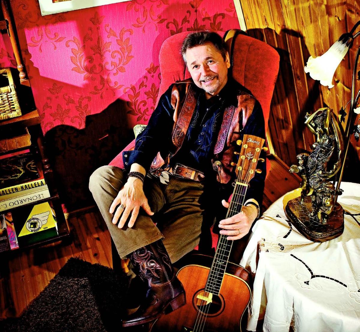 Jussi Savolaisen alias Jim Guitarin mielestä laulamisessa on parasta se, kun kaikki menee kohdalleen ja pääsee tunteeseen mukaan.