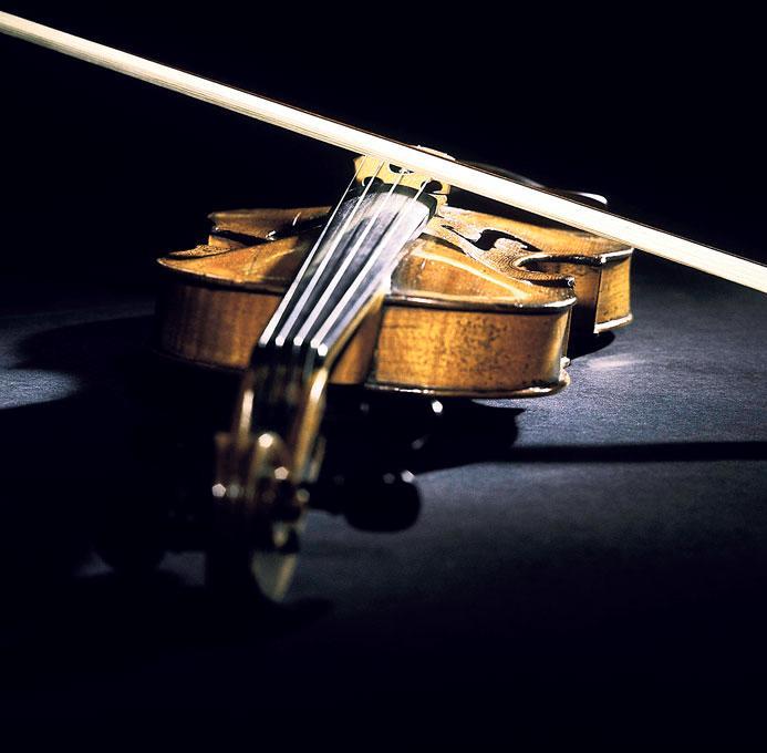 Vaiennut viulu. Jokaisesta soittajasta ei tule solistia eikä edes ammattimuusikkoa, mutta harmillista on sekin, jos soittoharrastus jää kokonaan sivuun. Kuva: David Redfern/Hulton Archive