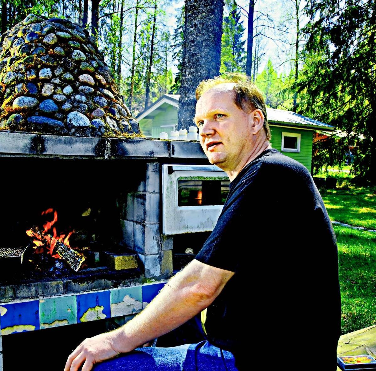 Jukka Leino kuljettaa grilliherkut mökille selkärepussa. 