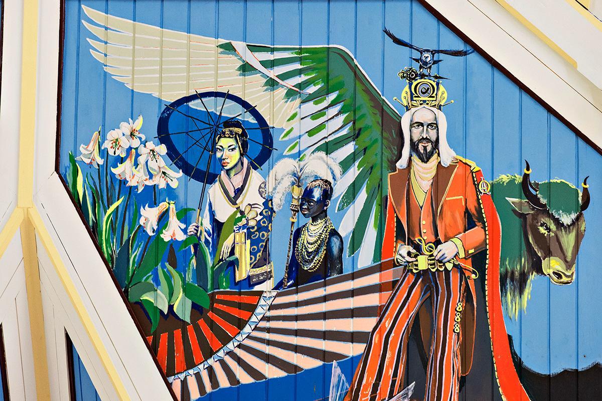 Pellervo Lukumies kuvasi enkelit eri kulttuurien edustajina.