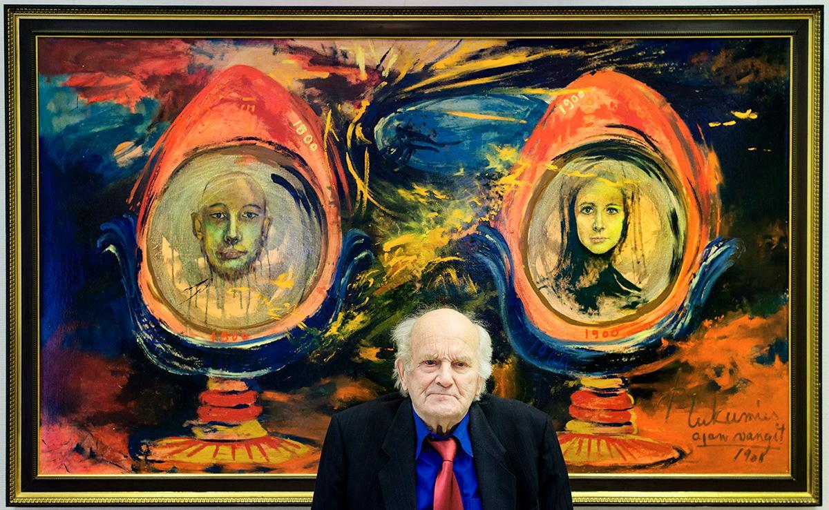 Taidemaalari Pellervo Lukumies (s. 1935) toi Jeesuksen 1970-luvulle. Kuva on hänen 80-vuotisnäyttelystään vuonna 2015.
