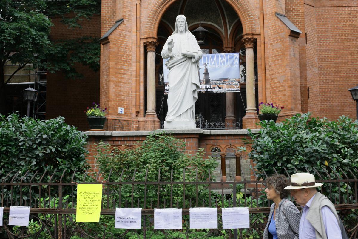 Gethsemane-kirkko pysäyttää kylttikampajalla berliiniläisiä ohikulkijoita osallistumaan rukoushetkiin ihmisoikeuksien puolesta.