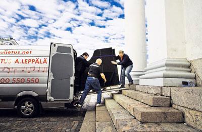 Nousee kun nostetaan! Noin 400 kiloa painava arvosoitin matkalla uuteen kotiinsa Tuomiokirkkoon. Nostamassa Petri Eronen (vas.), Jan Jäderholm ja Antero Leppälä. Kuva: Sirpa Päivinen