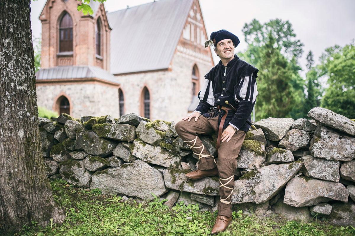 Pyhän Laurin kirkon ympäristössä pääsee keskiaikatunnelmaan 12. elokuuta, kun siellä vietetään Helsingan keskiaikapäivää. Jukka Lindgrenin lisäksi paikalla on paljon muita keskiaikaharrastajia.