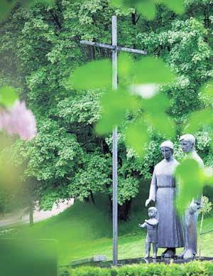 Karjalaisten oma hauta-alue Hietaniemessä on vähällä käytöllä. Aluetta koristaa Armas Tirrosen vuonna 1957 pronssista veistämä teos Karjalaan jääneiden vainajien muistolle. Kuva: Esko Jämsä