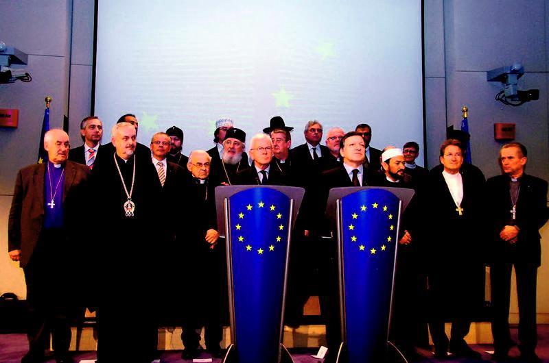 Suurten uskontokuntien edustajat tapasivat puhujapöntön takana olevat EU-parlamentin puheenjohtaja Hans-Gert Pötteringin ja EU-komission puheenjohtaja José Manuel Barroson Brysselissä 11.5.