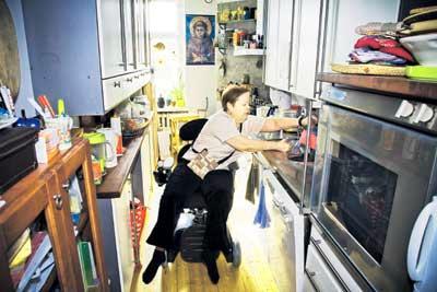 Tellervo Immosen keittiössä on lavuaari siirretty alemmalle tasolle, jolloin hän pystyy työskentelemään sen ääressä kurkottelematta.