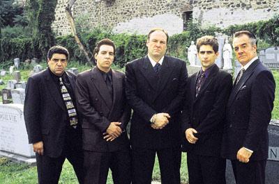 Tony Soprano (keskellä) johtaa mafiaperhettään ja etsii terapiassa kadonnutta identiteettiään. Tony Sopranolle hahmon antaa James Gandolfini.