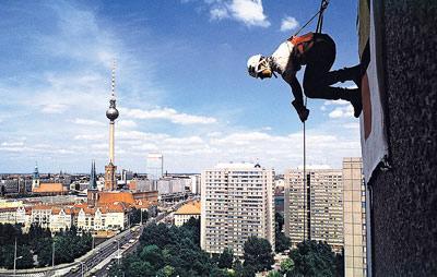 Kiipeilijän taustalla näkyvästä Berliini-Mittestä on tullut kaupungin uusi keskus.