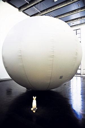 Pekka Jylhän Valontuoja-teoksen halkaisijaltaan viisimetrinen ilmapallo hallitsee Taidehallin korkeaa veistossalia. Pallon juurella jänis kannattelee palavaa kynttilää, jota pallon liikkeestä aiheutuva ilmavirta heiluttaa, vaan ei sammuta.