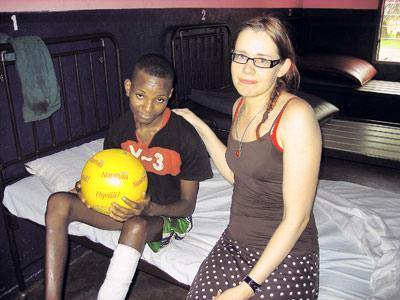 Kristiina Kartano tapasi Kamerunissa 15-vuotiaan Kevinin, joka oli menettänyt liikuntakykynsä hoitamattoman luutulehduksen vuoksi. Jalka joudutaan todennäköisesti amputoimaan. Kuva: Miina Weckroth